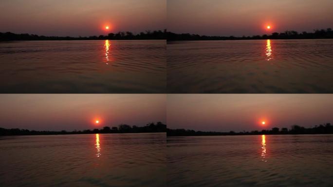 跟踪湖上日落的照片。