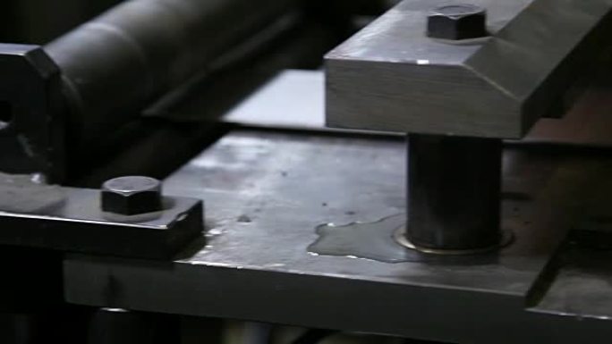 在工厂的轧辊机上制造不锈钢金属轧辊。