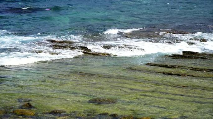 以慢动作风格在海洋中起泡和飞溅的波浪，台湾基隆市朝景公园的晴天