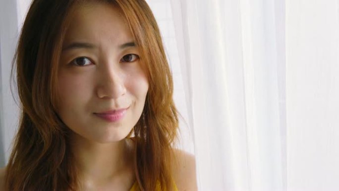 女人开心地向你微笑
