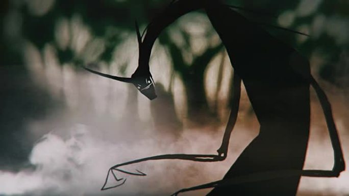 特写镜头可怕，怪异的怪物凝视和站在黑暗的森林迷雾森林与烟万圣节，恐怖，惊悚片，角色设计概念4k视频