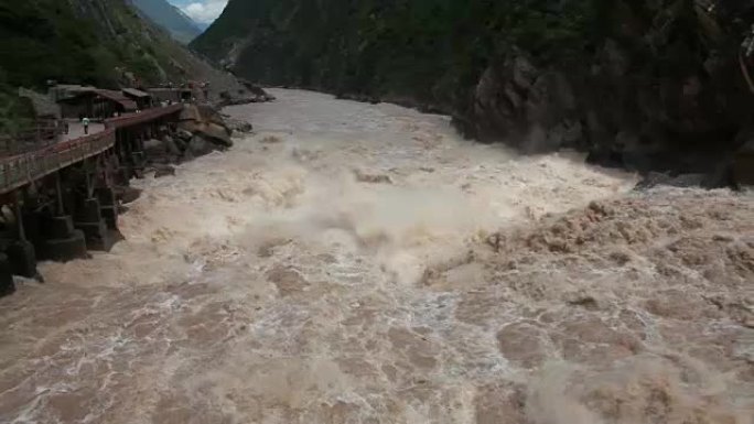 中国山谷中的激流河水