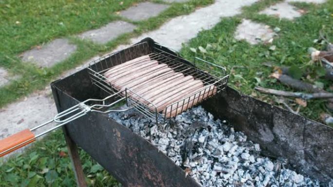烧烤架上的香肠用木炭油炸