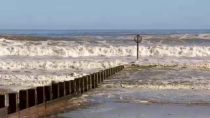 阿伯丁海滩上的海浪和groyne