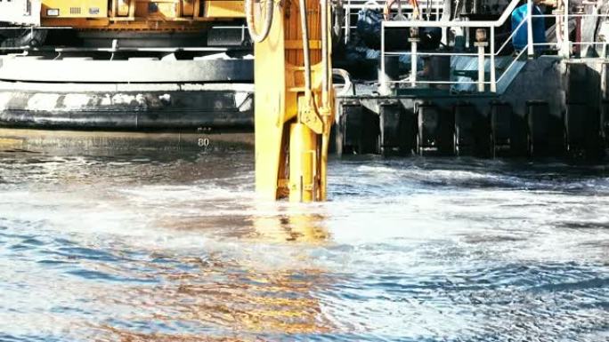 反铲挖土机在运河清理污垢的水管挖掘机作业