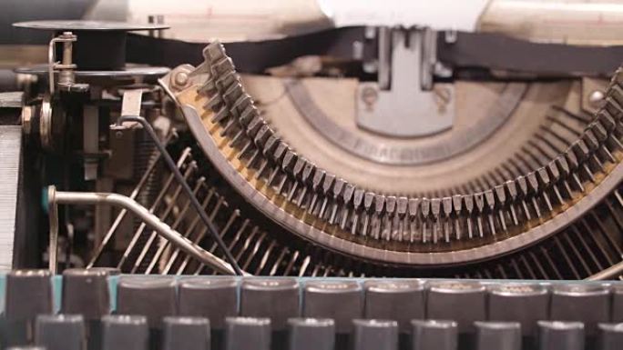 老式打字机的字体的仔细观察