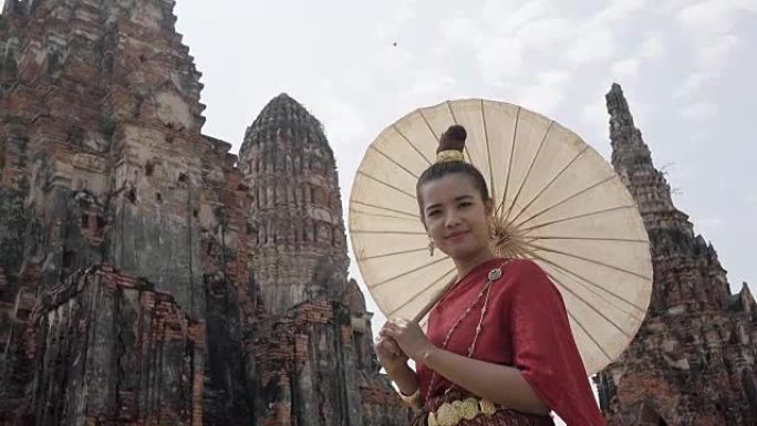 泰国年轻女子穿着泰国民族礼服套装在大城府老庙散步