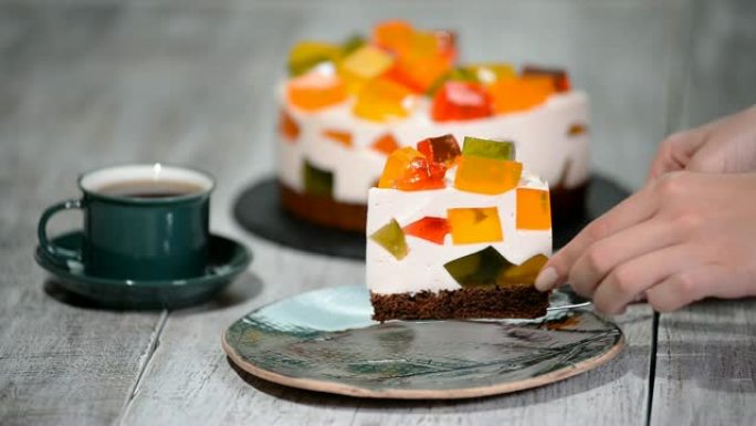 彩色果冻蛋糕。一块蛋糕碎玻璃。