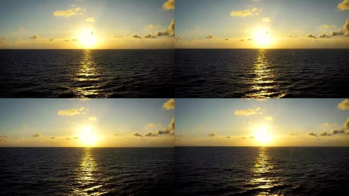 开阔海洋上的日落