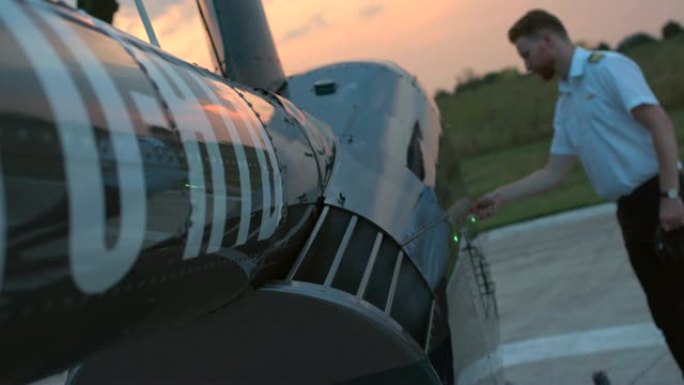 飞行员进入直升机驾驶舱