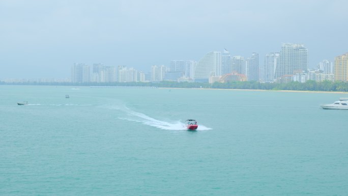 海面的快艇高速航行