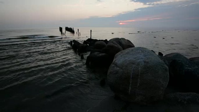魔术时刻在波罗的海的一个海滩上，靠近一个前渔民村
