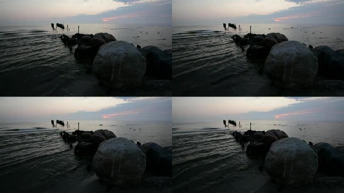 魔术时刻在波罗的海的一个海滩上，靠近一个前渔民村