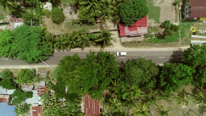 菲律宾巴图安的汽车在公路上鸟瞰图。