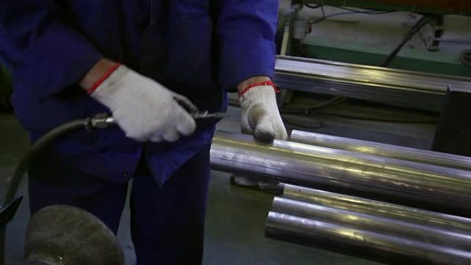 工厂用手加工不锈钢异型管的磨边。