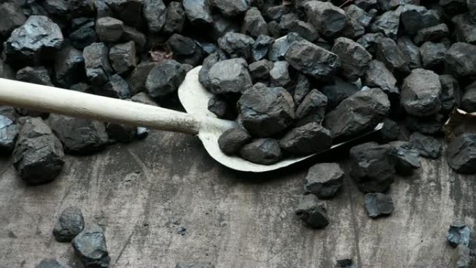 铲子和煤。一堆褐煤用铲子，褐煤储存。