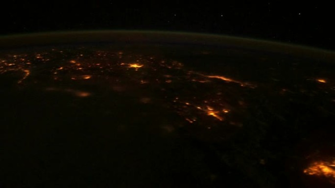 从太空中可以看到地球夜晚的发光城市。