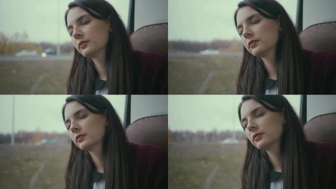 年轻女子在乘公共汽车时睡觉