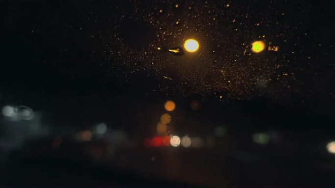 在大雨中行驶
