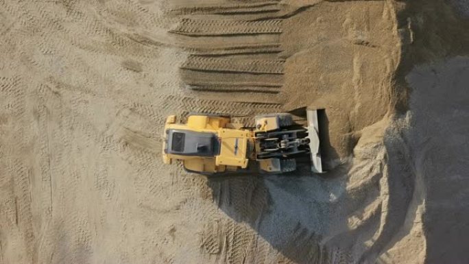 露天采石场空中装载推土机。