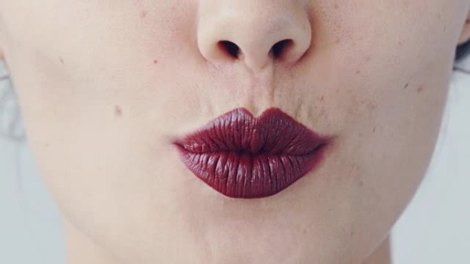 女人的嘴唇用红色唇膏和亲吻特写镜头