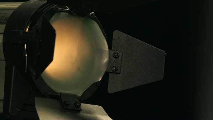 演播室灯光和相机镜头特写