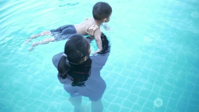 SLO MO妈妈和宝宝在游泳池玩得开心