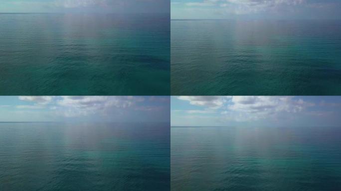 空中拍摄，令人难以置信的美丽平静的大海，有很多云彩，白色的海滩，因为巨大的水污染和非常平静的大海，用