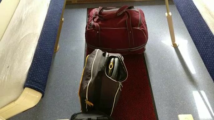 两个背包和一个袋子在空的车厢中，可容纳四辆卧铺汽车