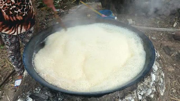 制作糖掌。从炒锅溢出的汁液。形成的泡沫残留物含有杂质，并定期去除。