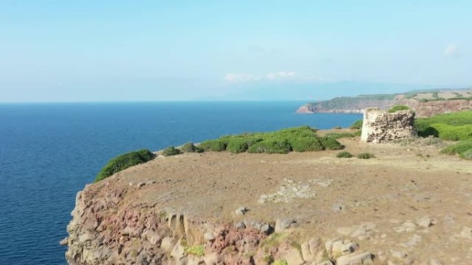 在意大利撒丁岛西北部的博萨村，用一座小古塔鸟瞰岩石海岸线。
