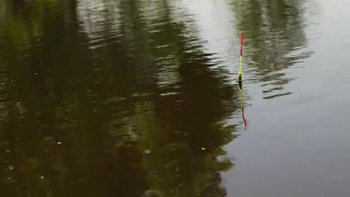 运动钓鱼在水面上咬伤