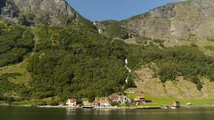挪威峡湾巨大瀑布下的小镇