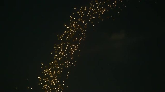大众灯笼放飞易鹏loy klattong festival漂浮数千盏灯在泰国远去惊艳景色