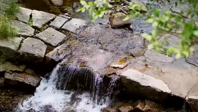 瀑布，高山小溪，河流。干净，干净，饮用水。夏日，在森林里，在山里，在阿尔卑斯山