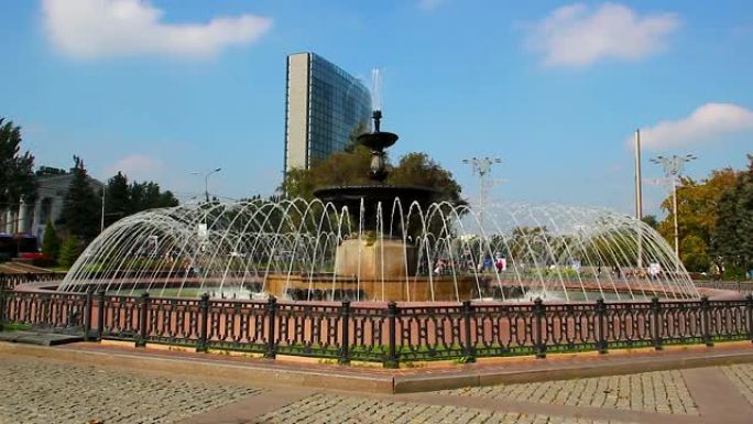 乌克兰顿涅茨克列宁广场的喷泉