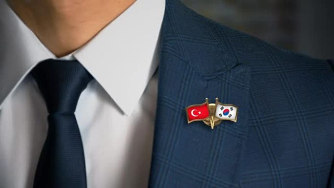 商人带着朋友国家的国旗走向相机别针土耳其-韩国