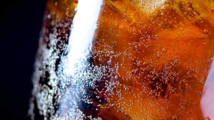 可乐苏打根啤酒将水与冰混合到玻璃杯中
