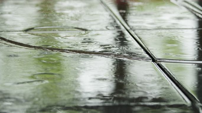 清明下雨公园青石板石砖滴水穿石