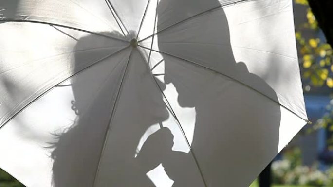 情侣影子在伞后爱抚