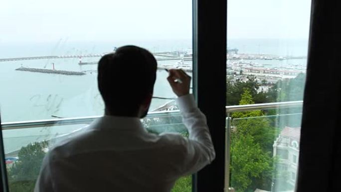 商人计算商业计划，在海景窗玻璃上书写