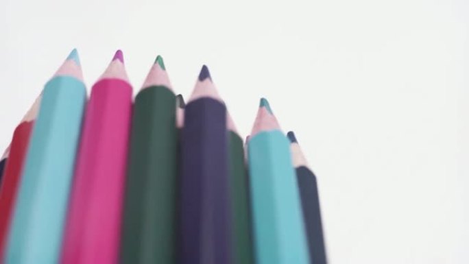 彩色铅笔，旋转360度。黑暗背景。宏观观。