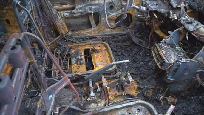 车祸后烧毁了汽车。内部视图。