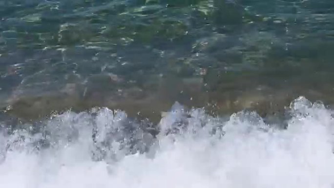 沙滩上的波浪伴随着大海的声音