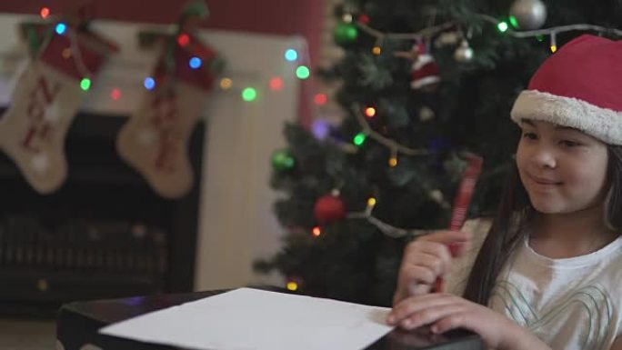 年轻女孩给圣诞老人写信