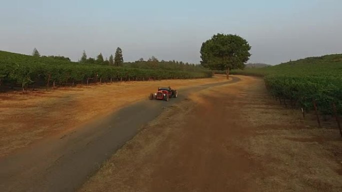 乡村公路上的空中定制老式汽车