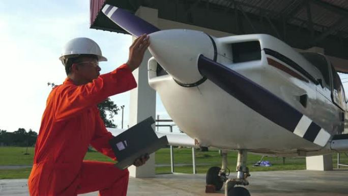 亚洲男工程师正在检查飞机的可用性