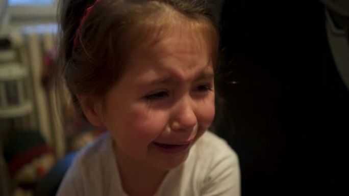 小女孩哭得很厉害