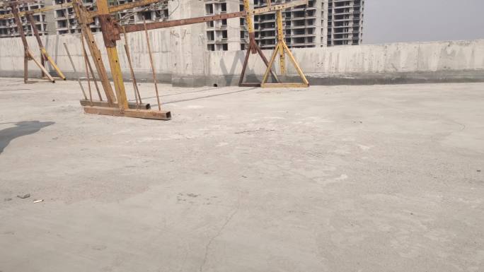 混凝土块 配重工人 室外施工 吊篮 拉砖