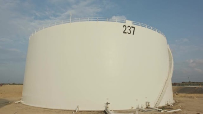 大型炼油厂中的大型原油储罐